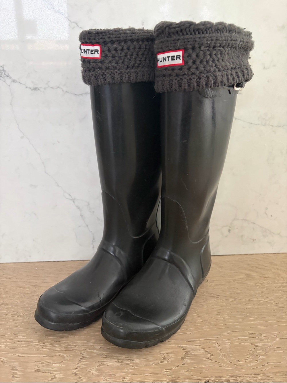 Hunter Black Tall Rain Boots with Cable Knit Cuff Socks sz 6